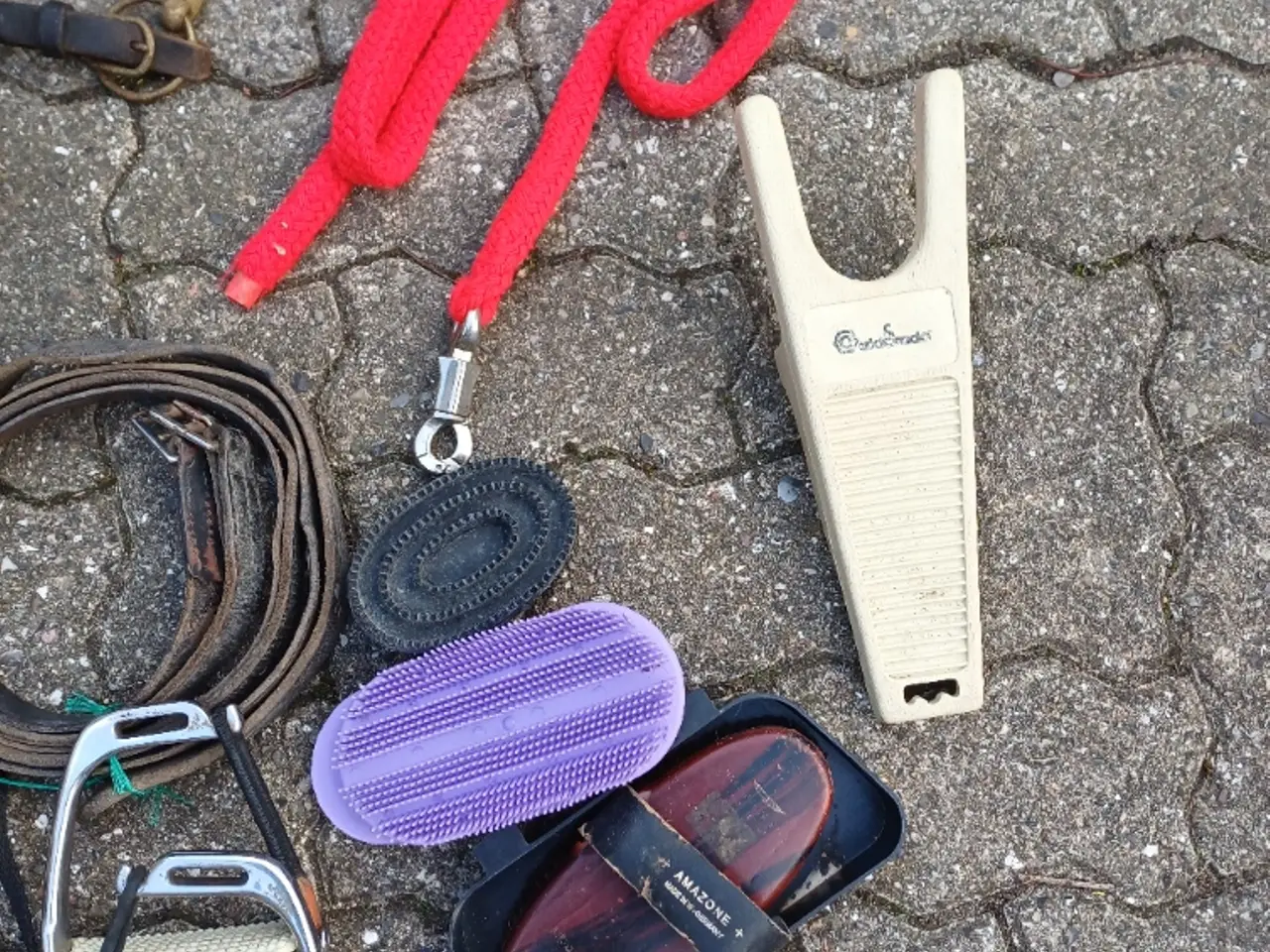 Billede 1 - Diverse rideudstyr – stigbøjler, sporer, gjord mm.