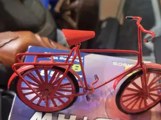 Vintage miniature rød cykel af jern