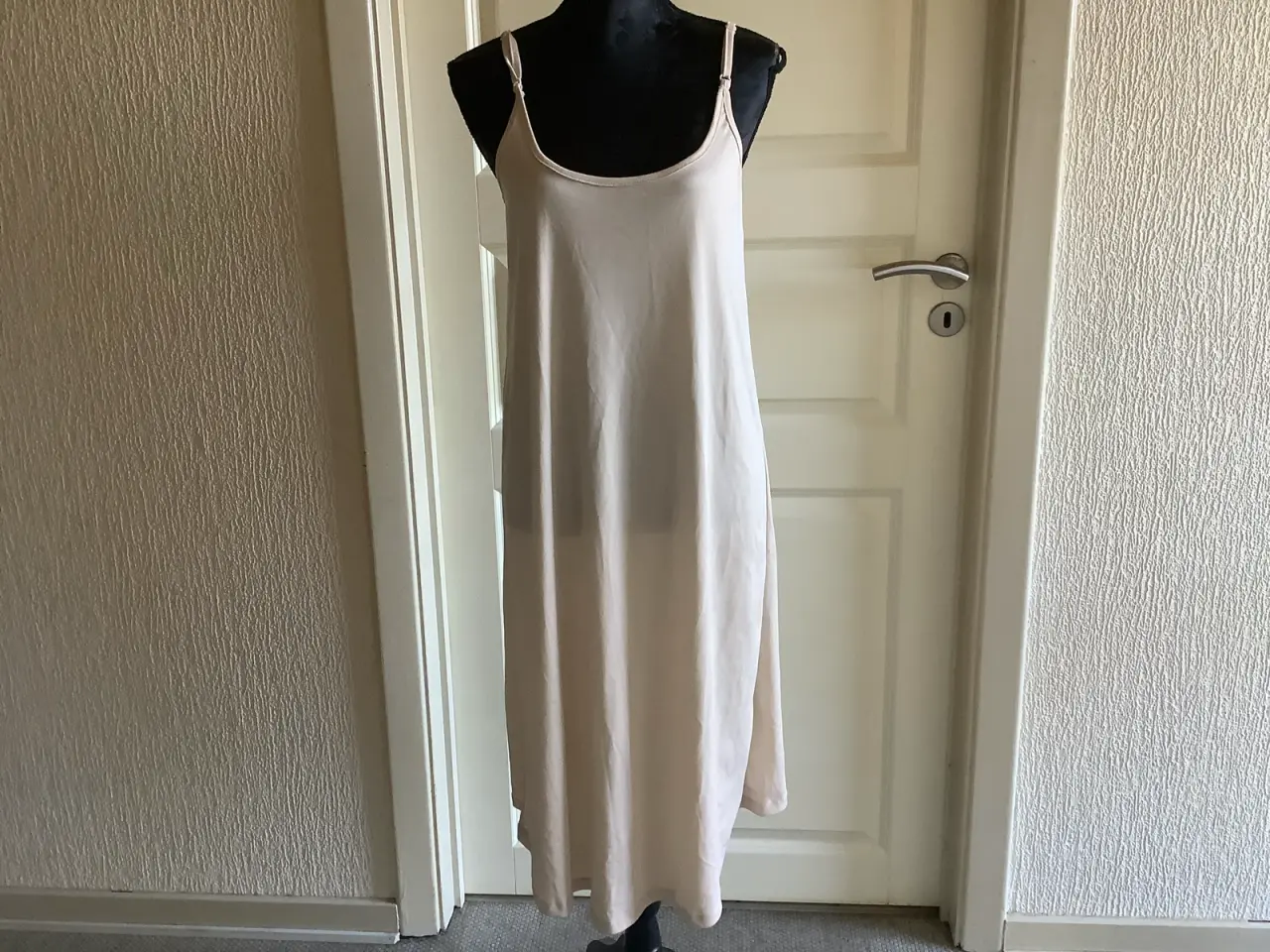 Billede 1 - Helt ny Zara let og luftig beige sommerkjole str.M