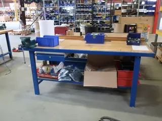 Arbejdsbord med indhold