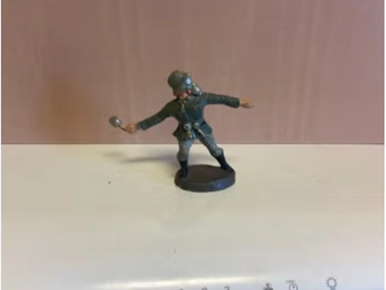 Billede 1 - Soldat med gasmaske kaster granat