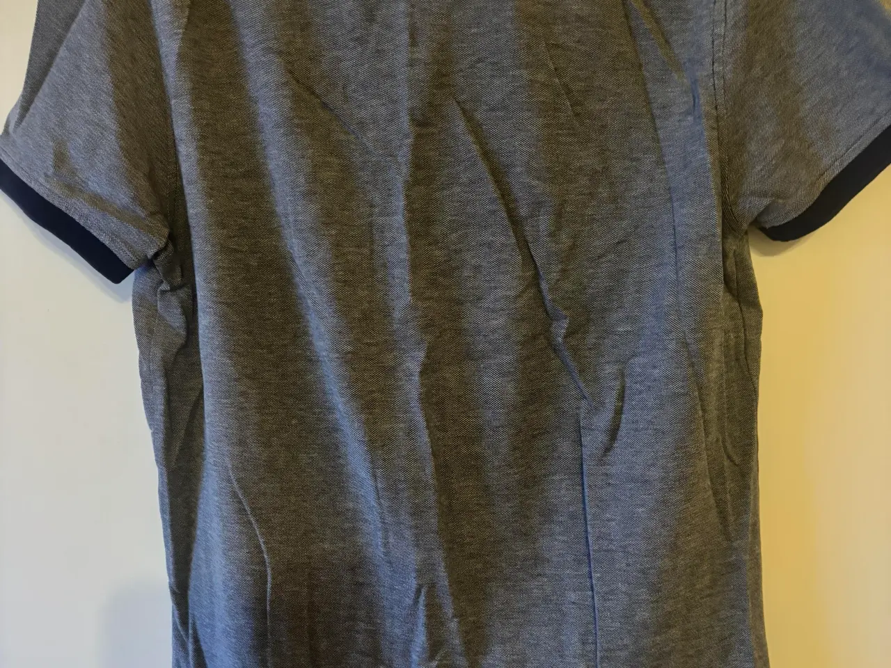 Billede 2 - Flot Tommy Hilfiger herrepolo i grå/blå