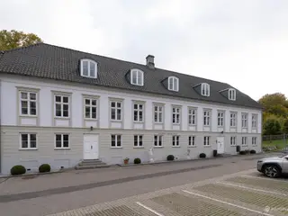 Kontorejendom i historiske omgivelser på Strandvejen