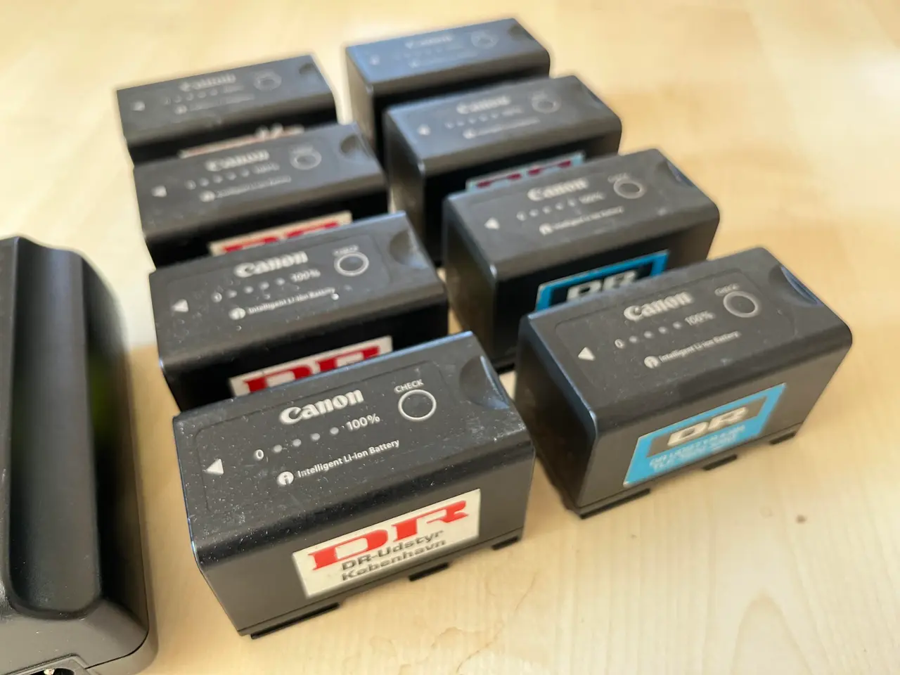 Billede 2 - Oplader og 8. Stk. Canon batterier