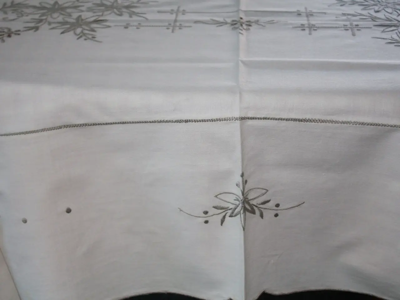 Billede 3 - Broderet dug, 120 x 120 cm