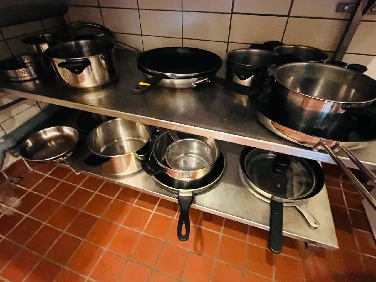 Billede 2 - Diverse Køkkenartikler: Gryder, Pander, Service m.m.