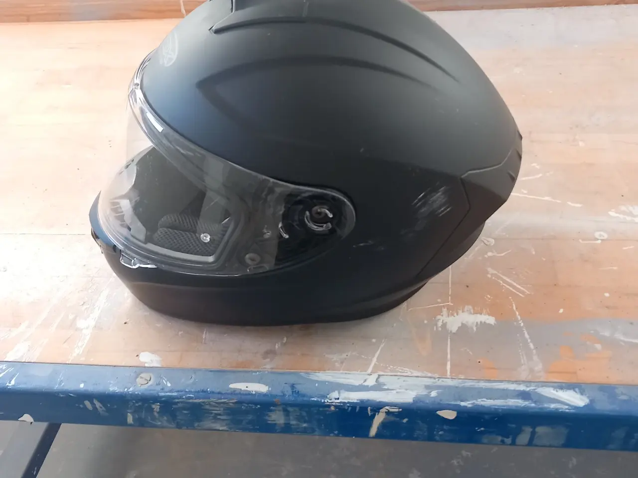Billede 3 - En styrthjelm til scooter eller mc til salg 