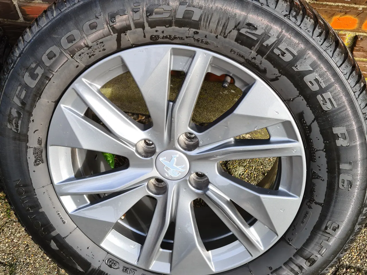 Billede 1 - Vinterdæk på originale Peugeot alufælge 215/65 R16