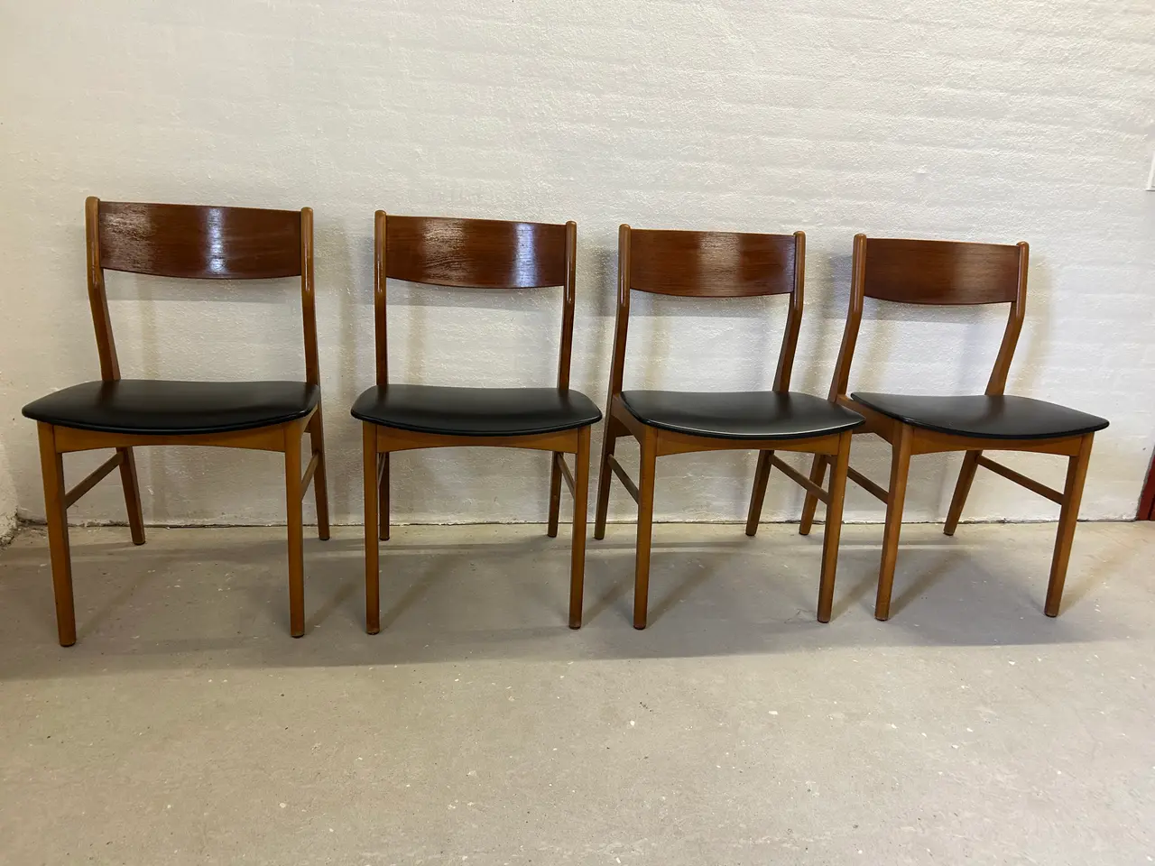 Billede 4 - Sæt med 4 klassiske danske vintagestole i teak