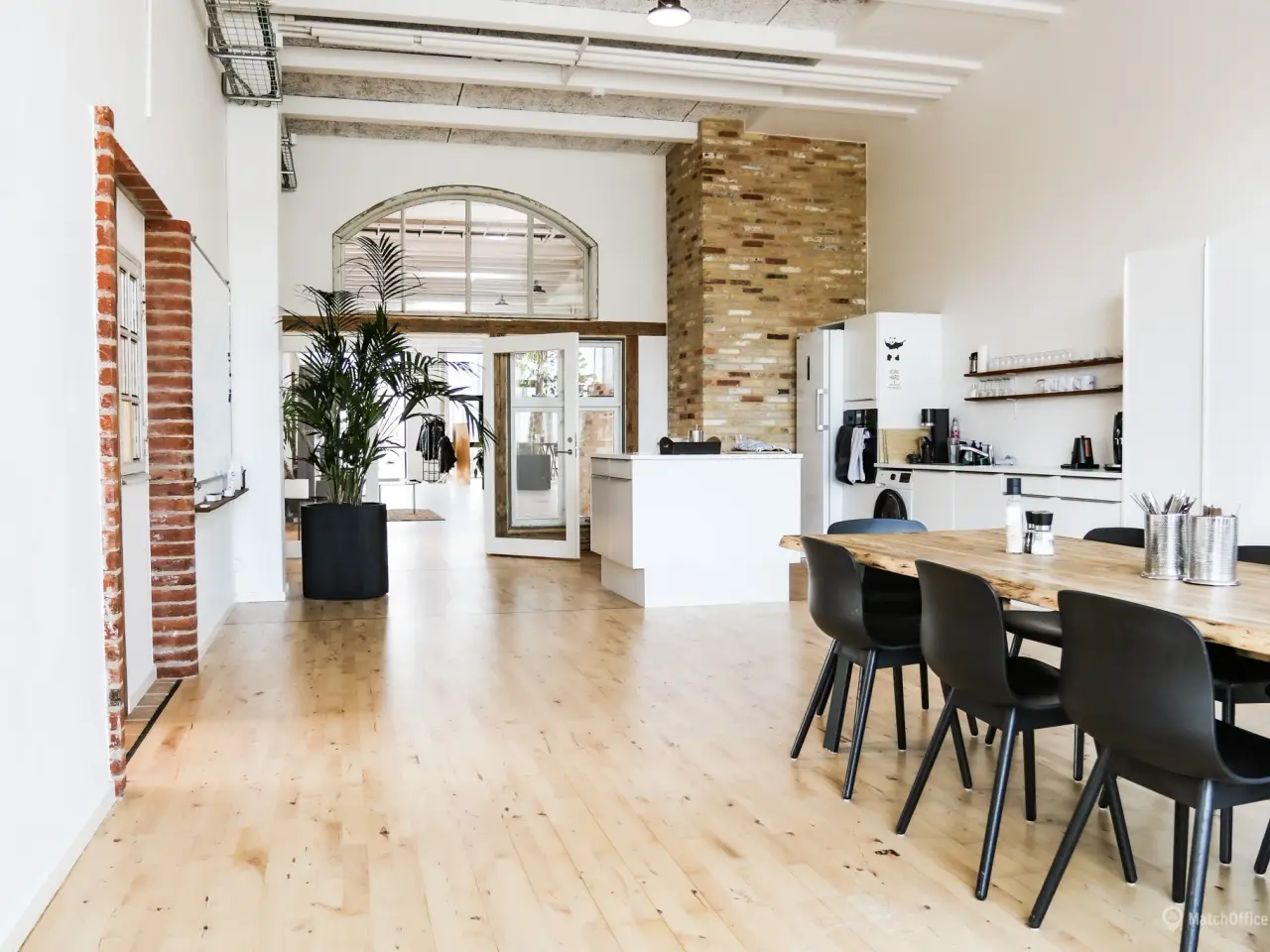 Billede 6 - Højloftet kontor med showroom