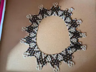 Hals kæde lavet i perler 