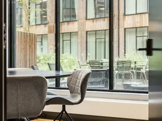 Privat kontorsuite med 12 arbejdspladser i augusthus