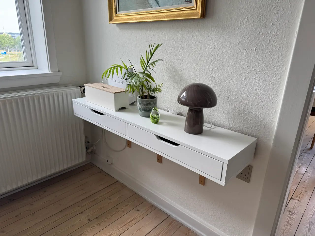 Billede 2 - IKEA EKBY ALEX væghylde med 2 skuffer – hvid