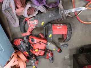 5 stk. Akku håndværktøj MILWAUKEE med batteri og lader
