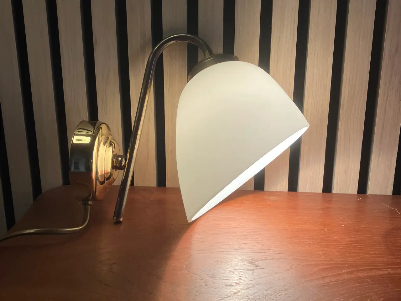 Billede 1 - Væglampe med opal glasskærm og messing