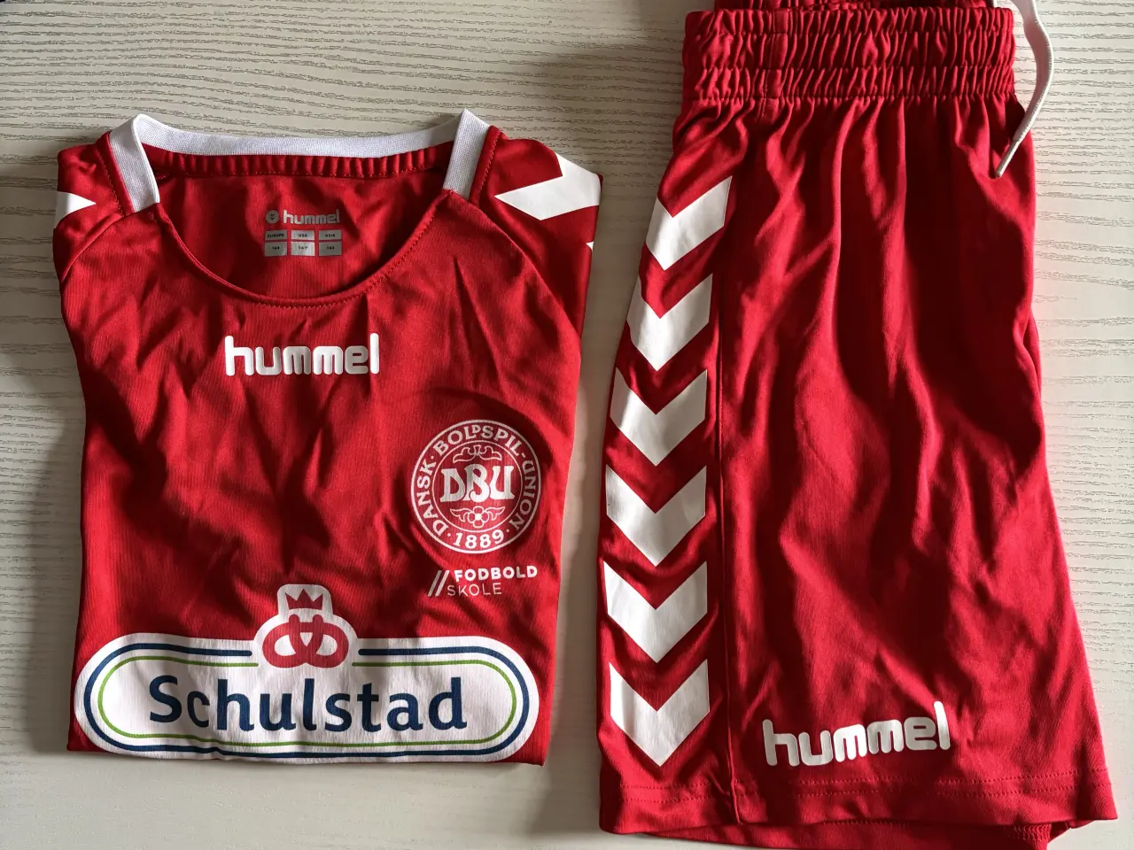 Billede 1 - Sportstøj, Bluse og shorts, HUMMEL str. 164 14 år