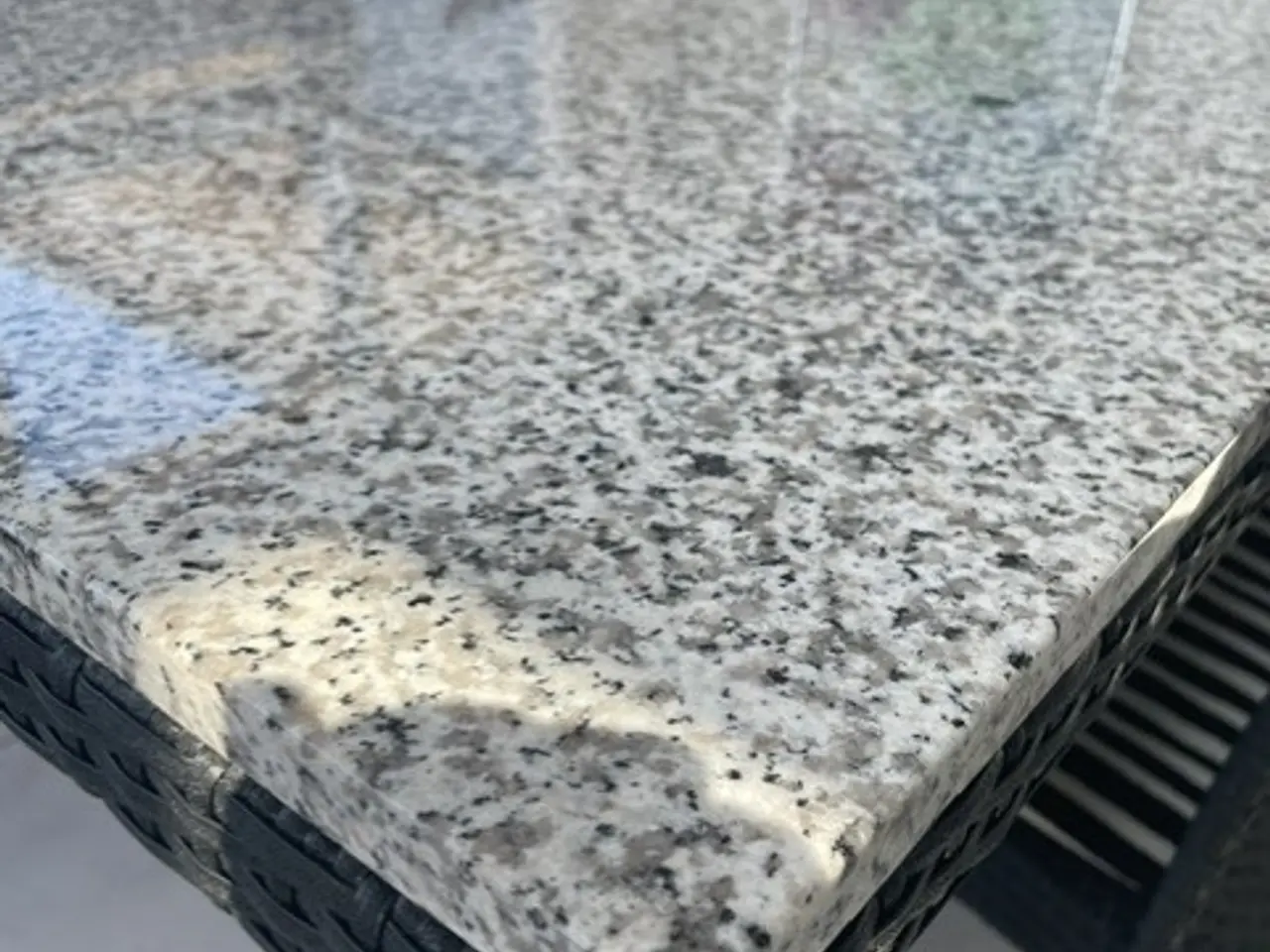 Billede 4 - Granit spisebord Cane-Line med lyse plader