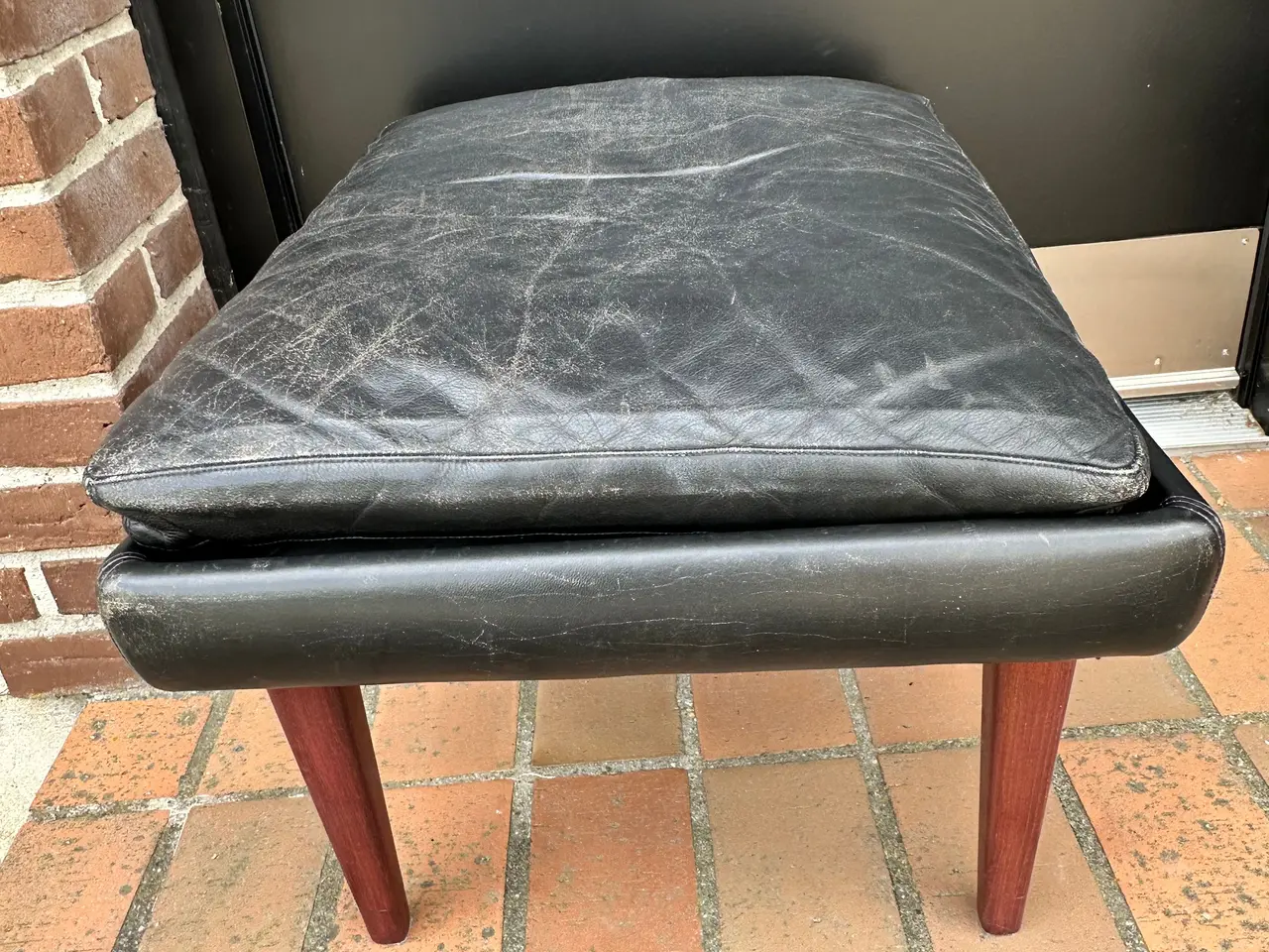 Billede 1 - Vintage Dansk fodskammel i original sort læder