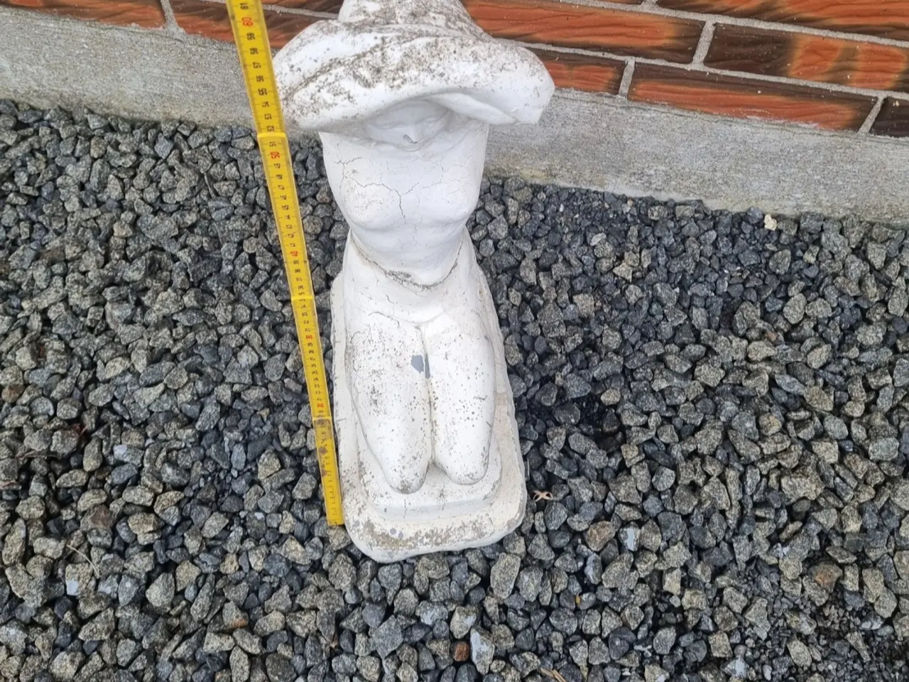 Billede 1 - Beton figur. OBS den er rep