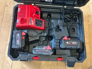 Milwaukee oplader og 3 batterier til brugt 2 gange