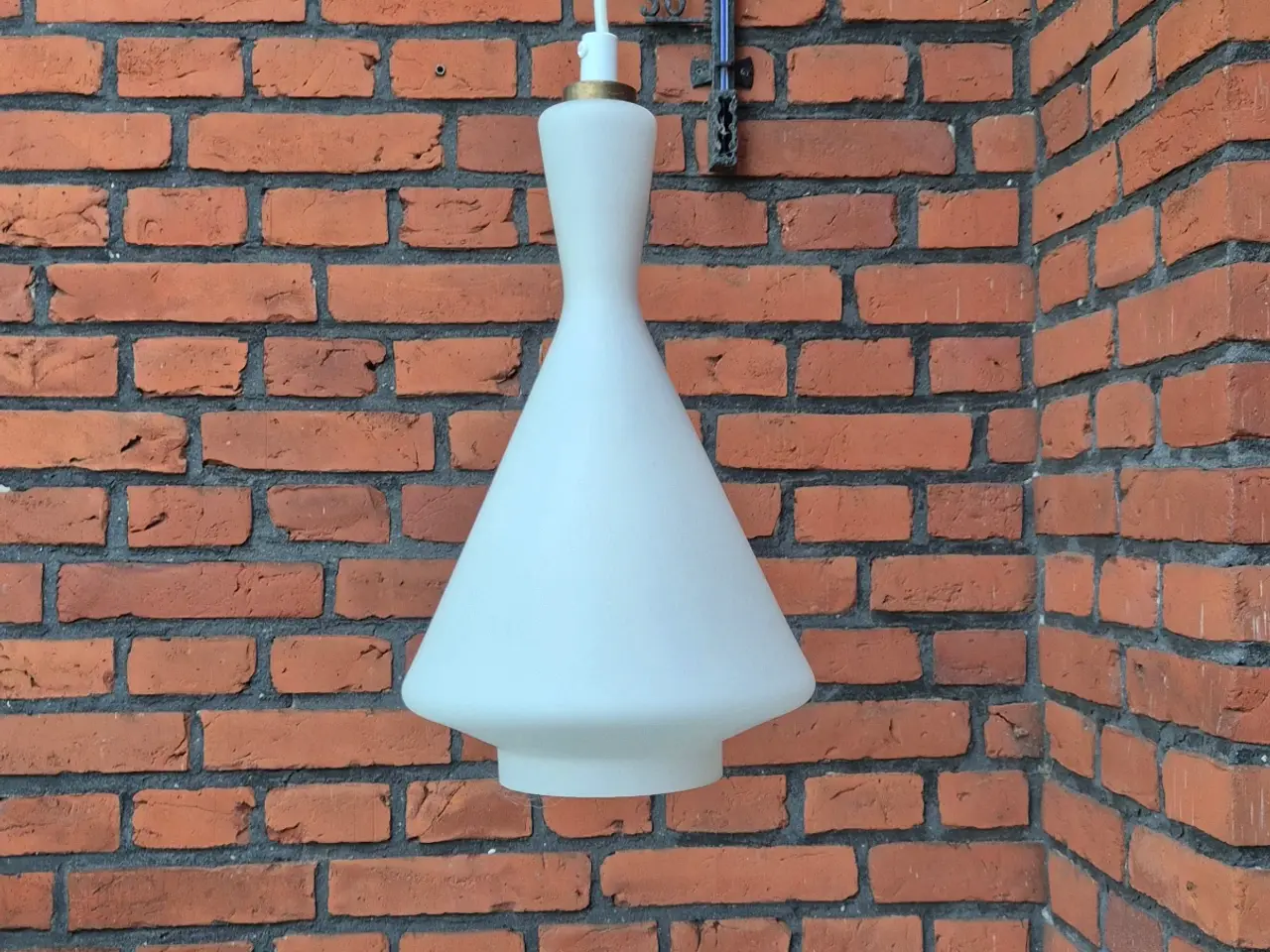 Billede 2 - Høj pendel i opalglas med flot og unikt design