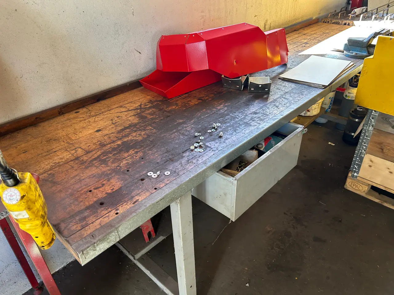 Billede 3 - Arbejdsbord med indhold