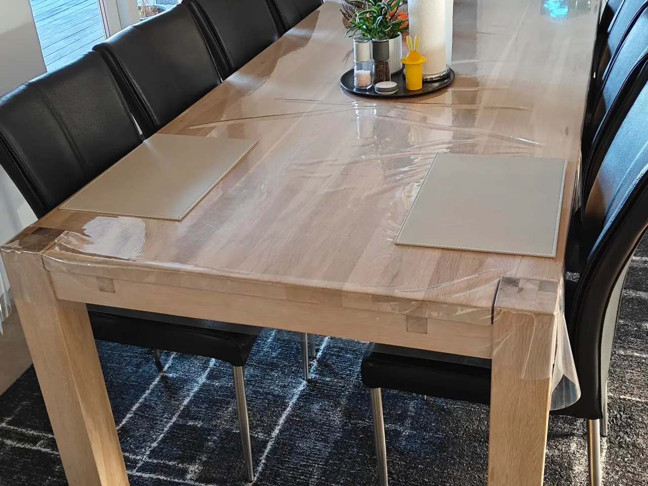 Billede 1 - Spisebord i massiv egetræ, Inkl . 2 tillægsplader