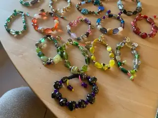 Nye knyttede armbånd
