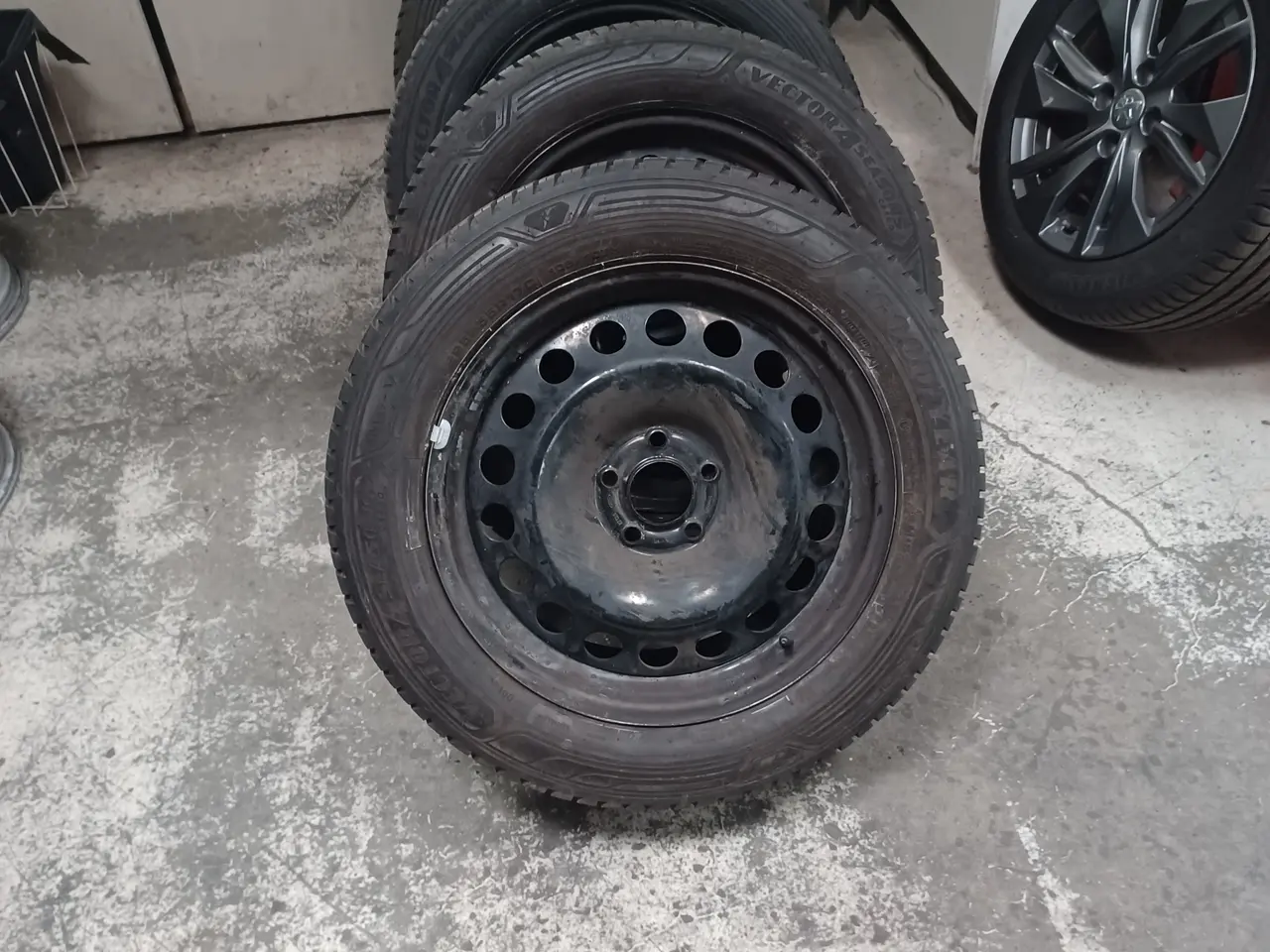 Billede 1 - Ford fælge med helårsdæk.