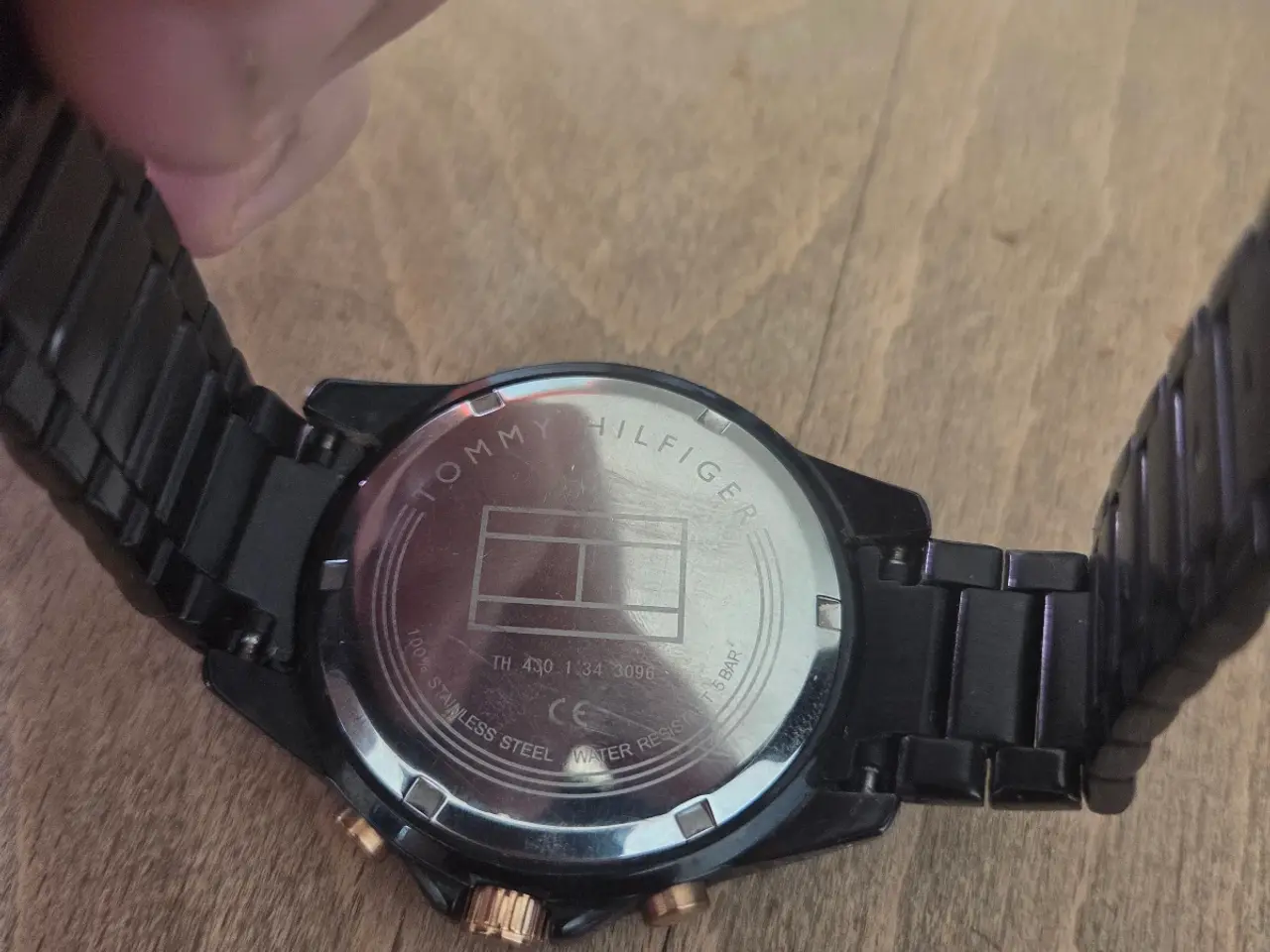 Billede 2 - Tommy Hilfiger herreur – Sort m. guld (model TH.43