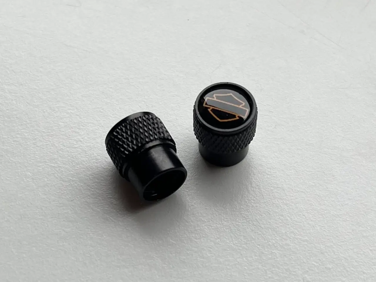 Billede 2 - Ventilhætter med Harley-Davidson