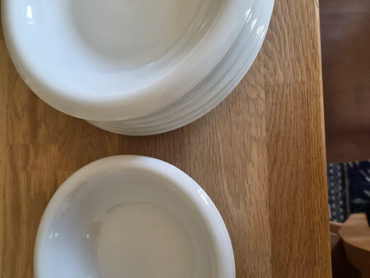 Billede 6 - Hvide tallerkner i kønt design