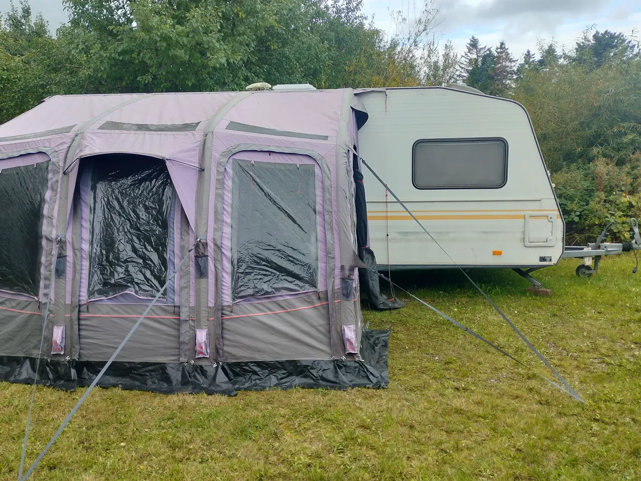 Billede 4 - Campingvogn med 2 fortelte.