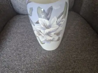 Vase med blomster fra Royal Copenhagen.