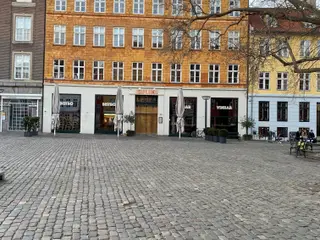 145 m2 midt på Gråbrødretorv. med udsigt over torvet og Rundetårn
