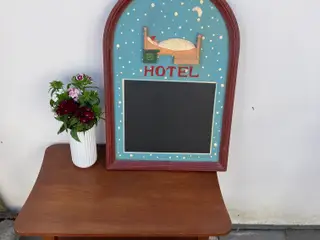 Charmerende Retro Hotelskilt med tavle
