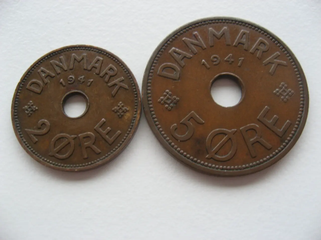 Billede 2 - Færøerne Flotte 2 øre og 5 øre 1941 U/Hjerte