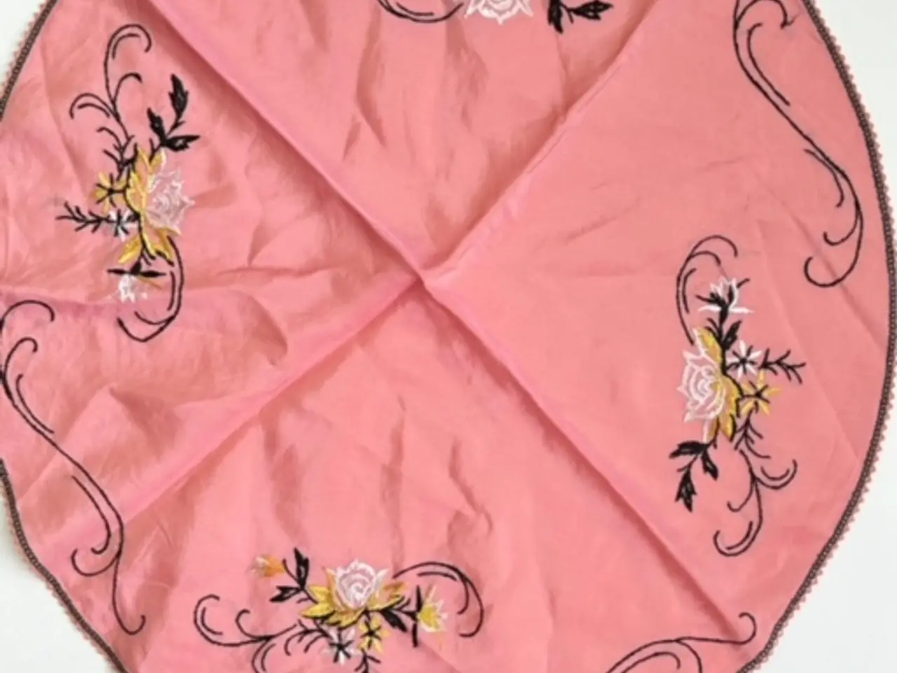 Billede 2 - Rund minidug, rosa m sort broderi