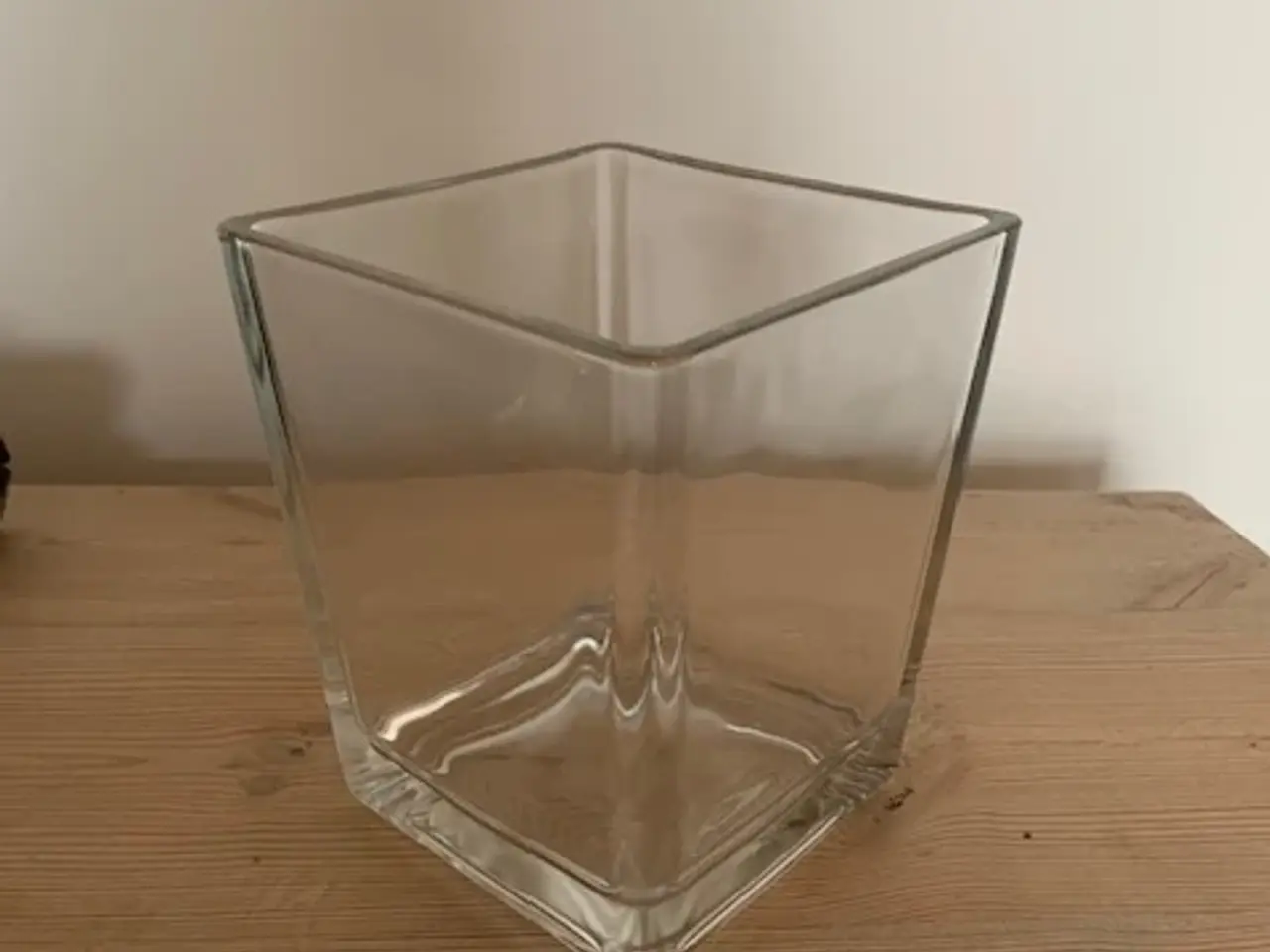 Billede 4 - Firkantet vase i kraftigt glas, 14 x 14 x 17 cm.