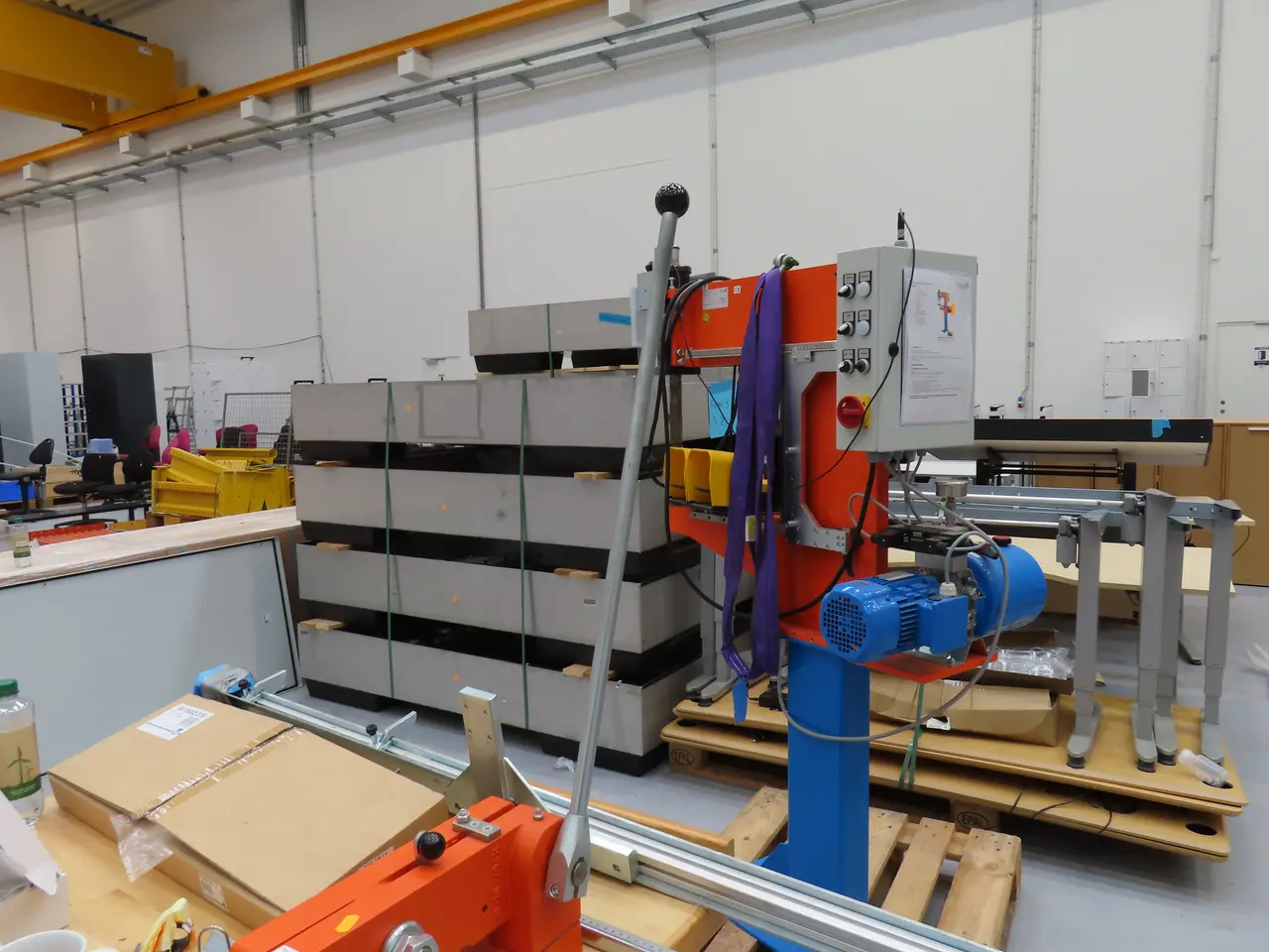 Billede 8 - Arbejdsbord med skruestik samt hydraulisk profiljernsaks HAWA 2671