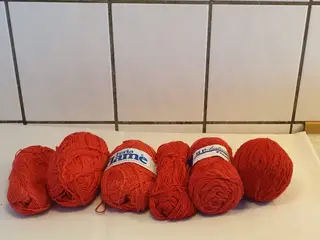Garn rødt Flame`garn ialt20kr