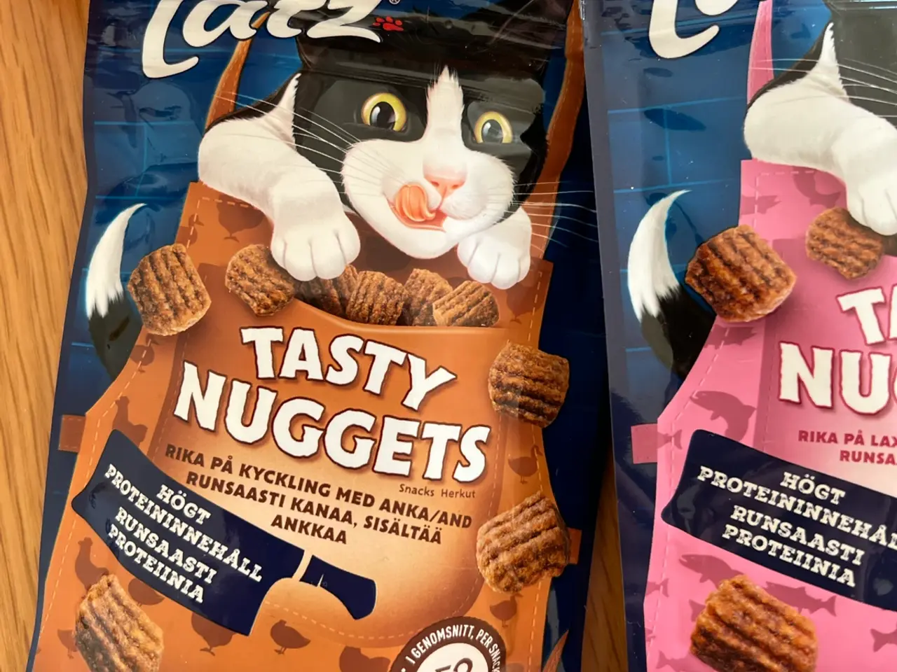 Billede 4 - Pakke med kattemad og -snacks