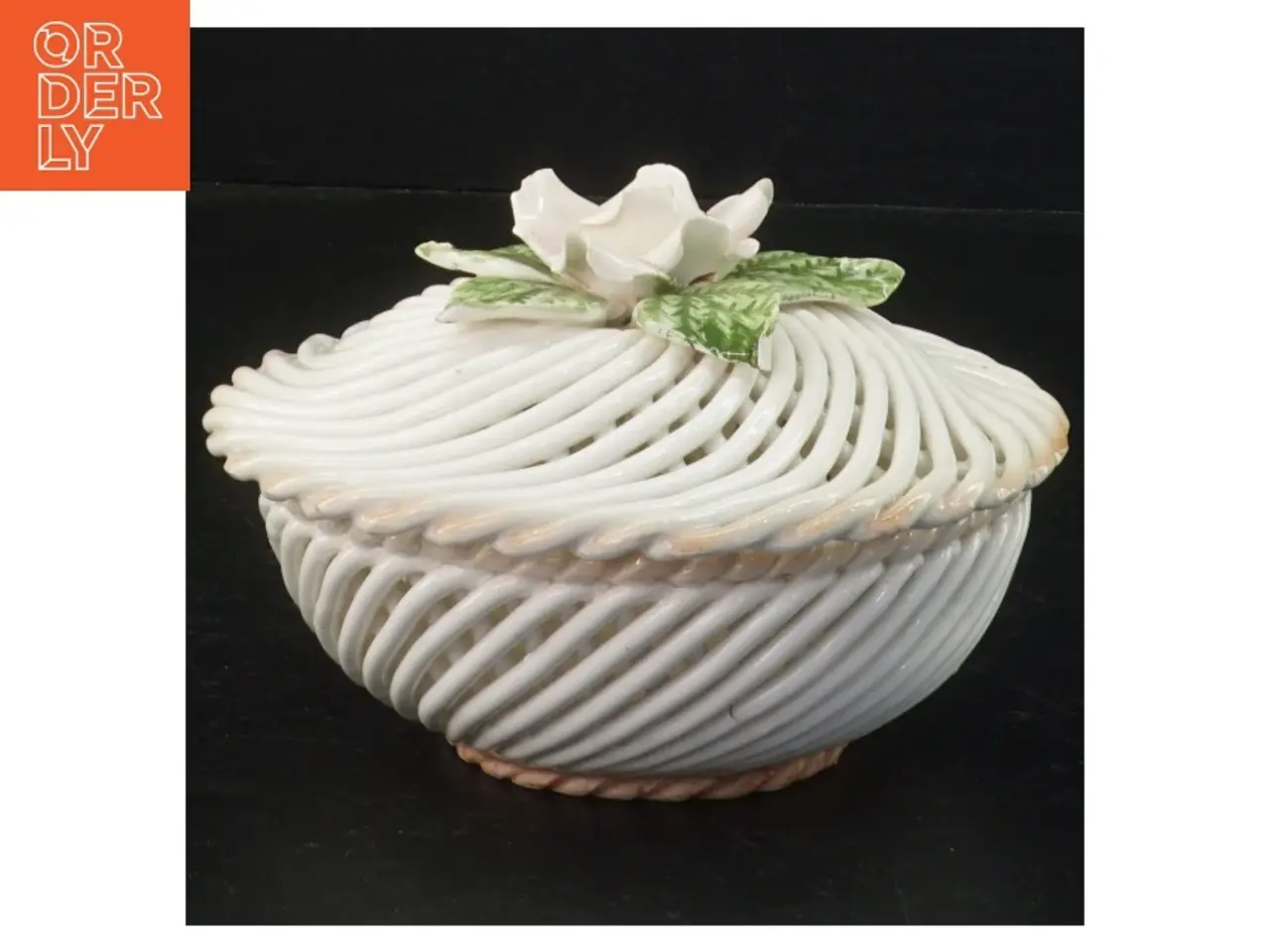 Billede 1 - Flettet porcelænskurv med rosenmotiv