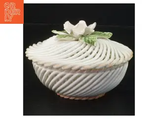 Flettet porcelænskurv med rosenmotiv