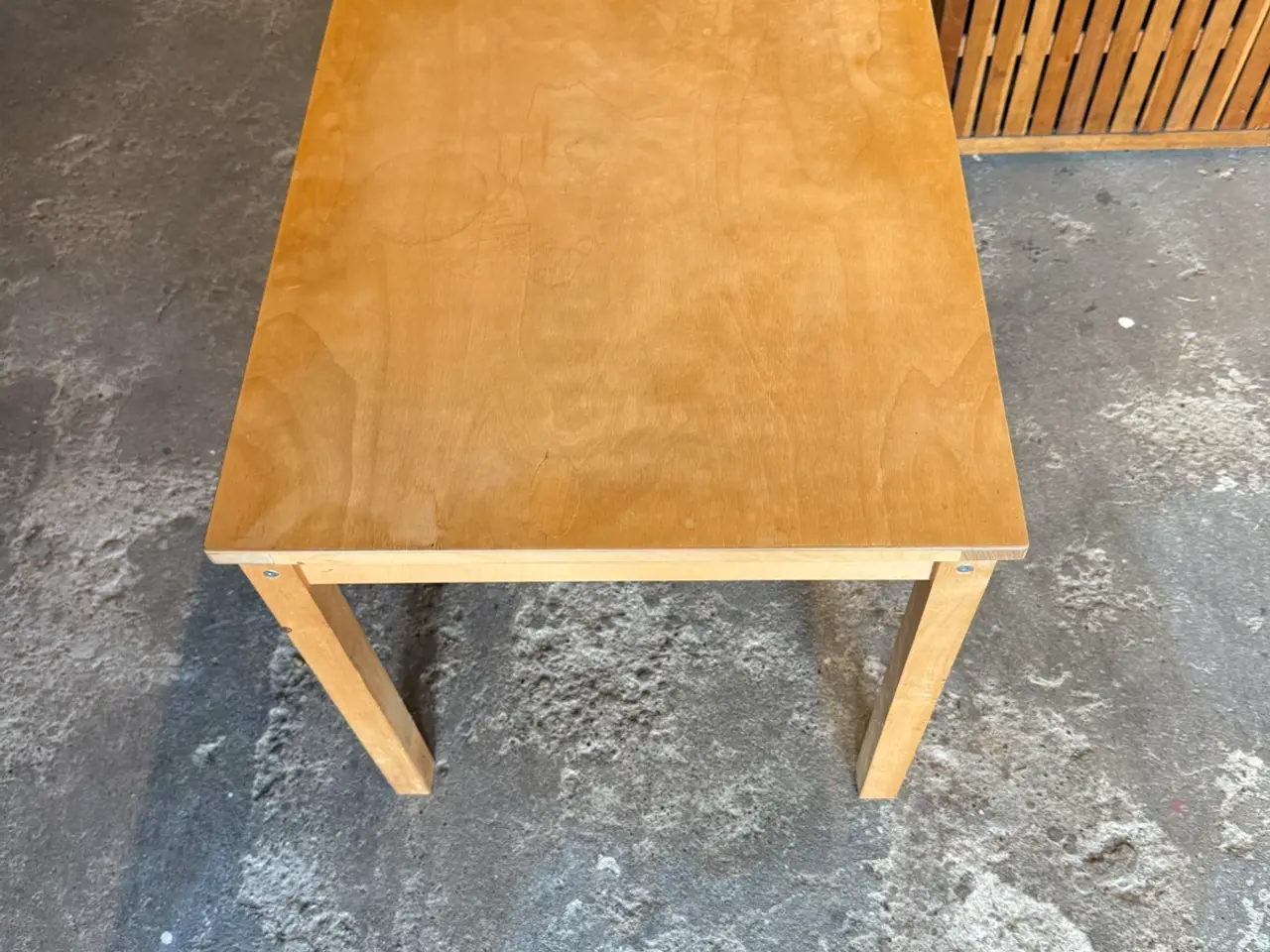 Billede 2 - Lille lyst bord fra IKEA 