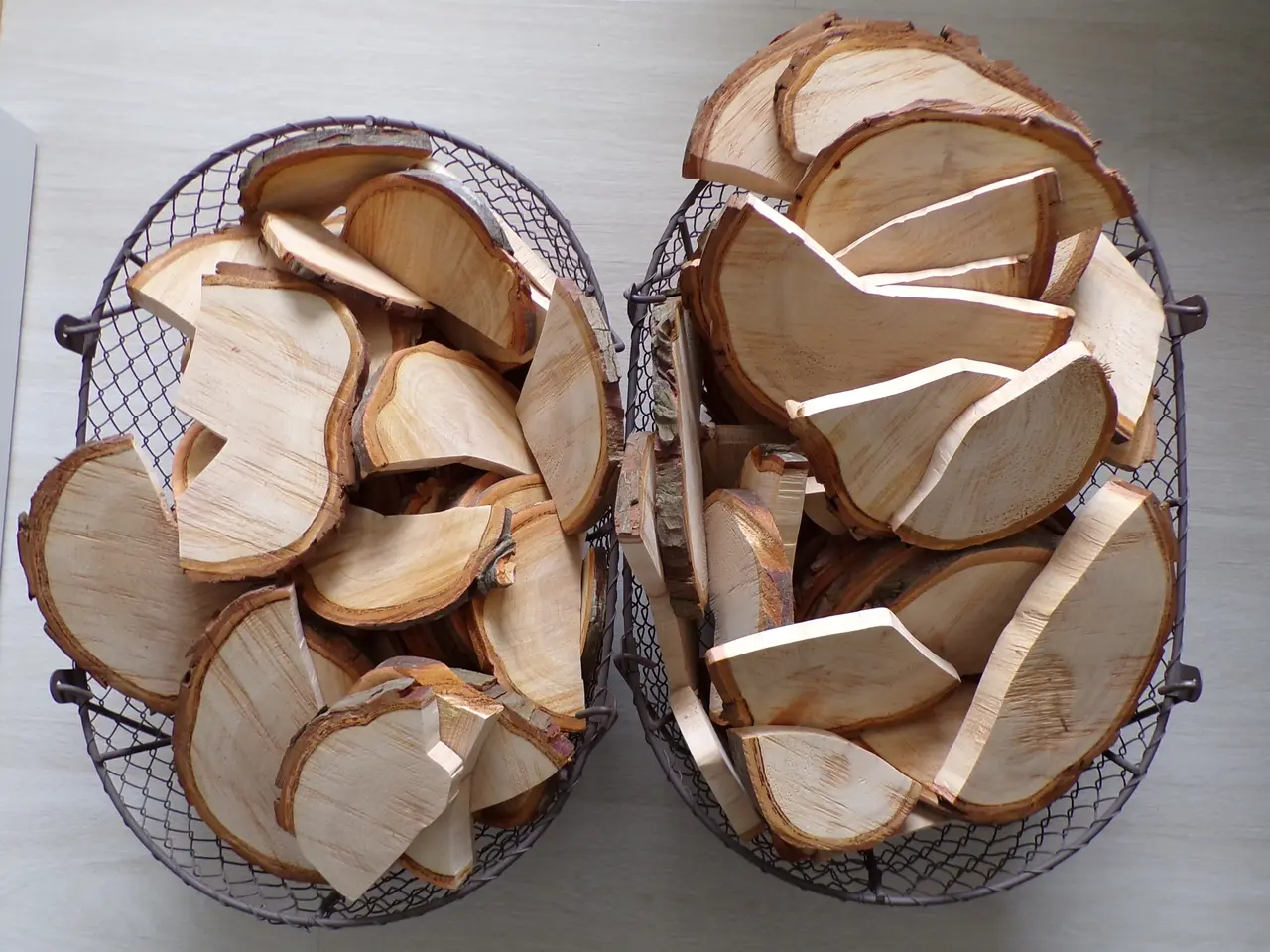 Billede 1 - 20 assorterede Thuja Træskiver med bark