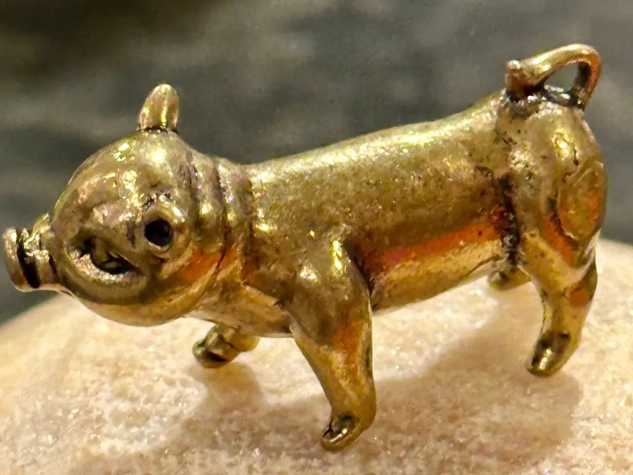 Billede 1 - To miniature grisefigurer håndstøbt af messing