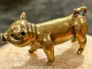 To miniature grisefigurer håndstøbt af messing