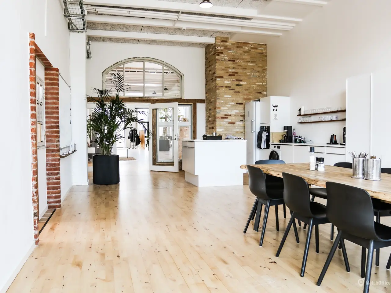 Billede 6 - Højloftet kontor med showroom