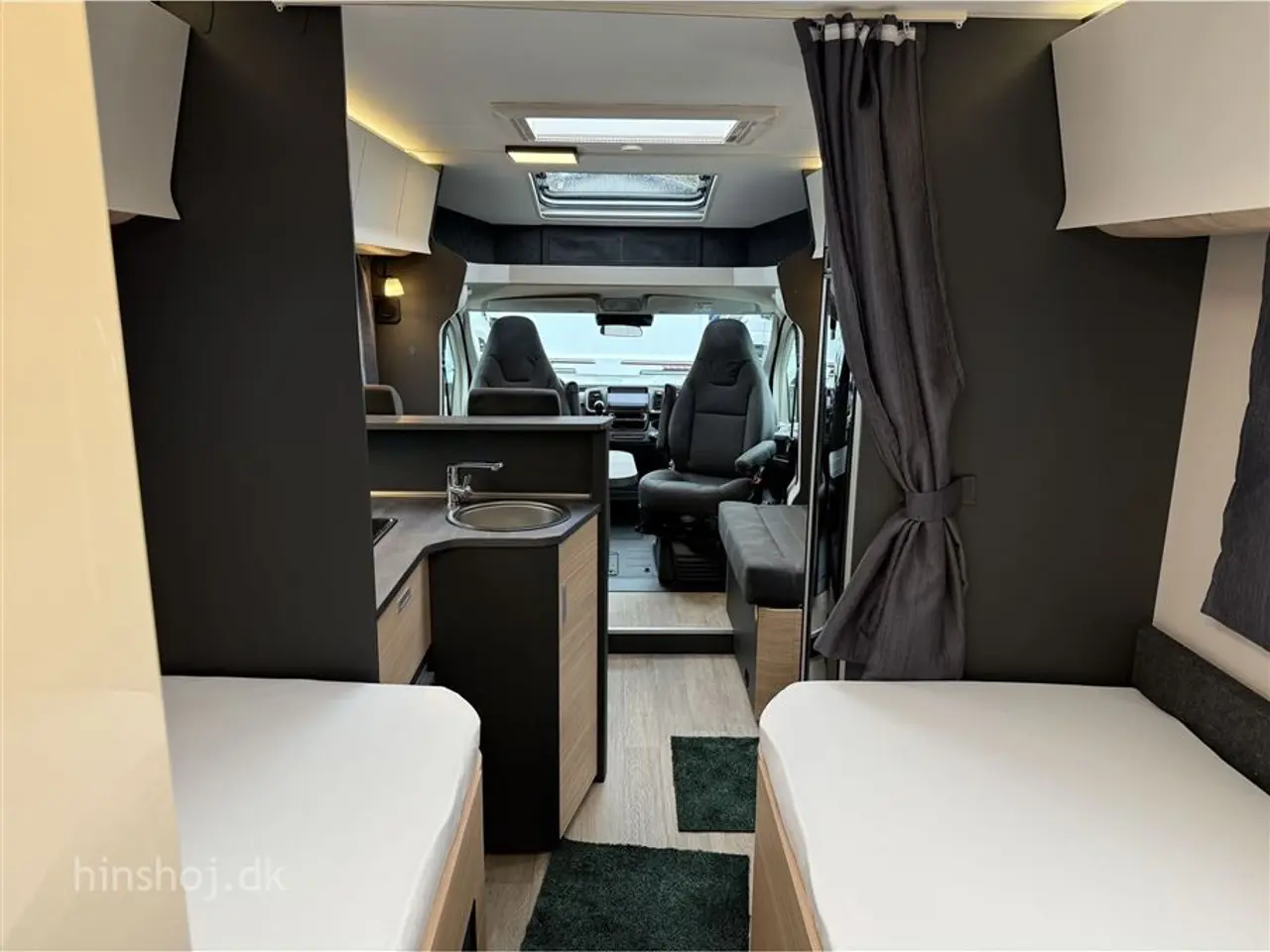 Billede 22 - 2026 - Hobby Maxia T 740 WE Aut.   Lækker Autocamper med lave enkelsenge og stort toiletrum med særskilt brusekabine fra Hinshøj Caravan.